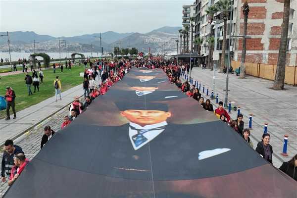 İzmir Ataya saygı için 350 metrelik posterle yürüdü Hibya Haber Ajansı