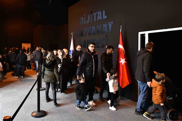 Ankara Dijital Hayvanat Bahçesi nde çocuklar hayvanlar alemini yakından