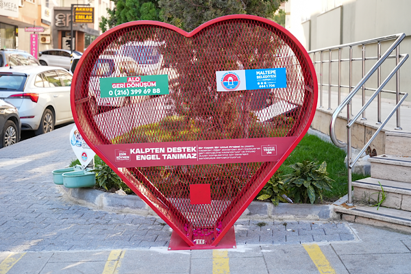 Maltepe’de plastik kapaklar tekerlekli sandalyeye dönüşüyor