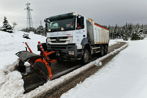 Mersin’de karla mücadele ve yol açma çalışmaları sürüyor