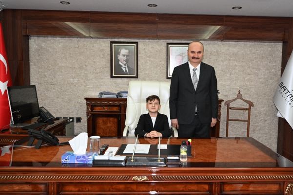 Batman’da valilik makamı temsili olarak öğrenciye devredildi