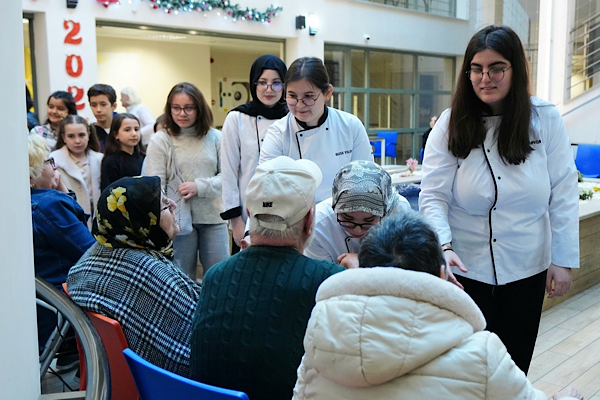 Beylikdüzü’nde öğrencilerden yeni yıl öncesi huzurevine ziyaret