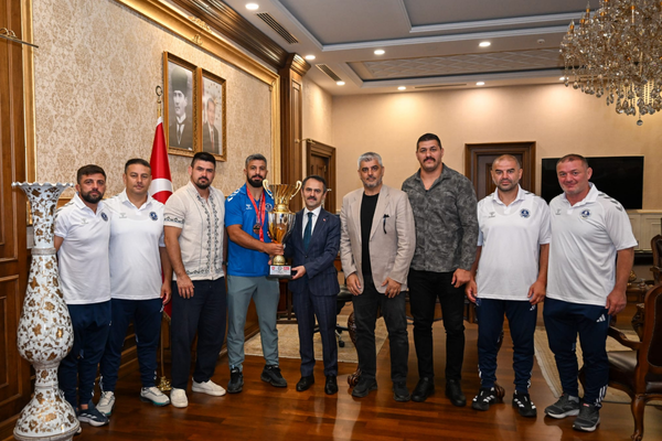 Koaceli Valisi Aktaş, Kocaeli Kağıtspor'un Başpehlivanlarını ağırladı