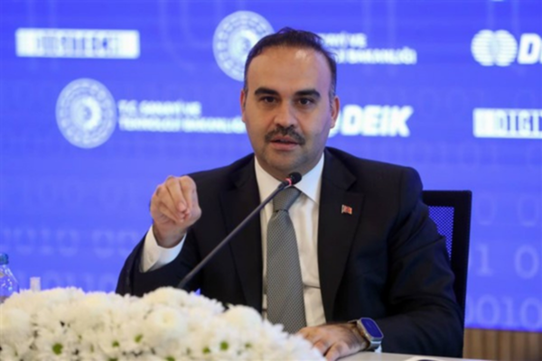 Bakan Kacır SAHA 2026’da uluslararası temaslar gerçekleştirdi