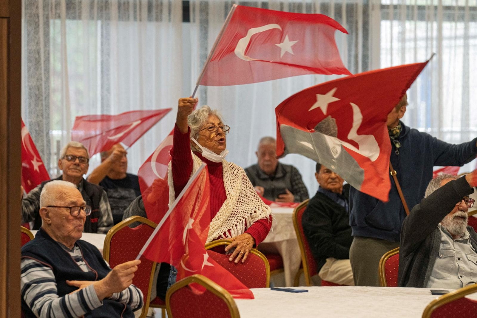 İzmir’de huzurevi sakinlerinden Cumhuriyet Balosu