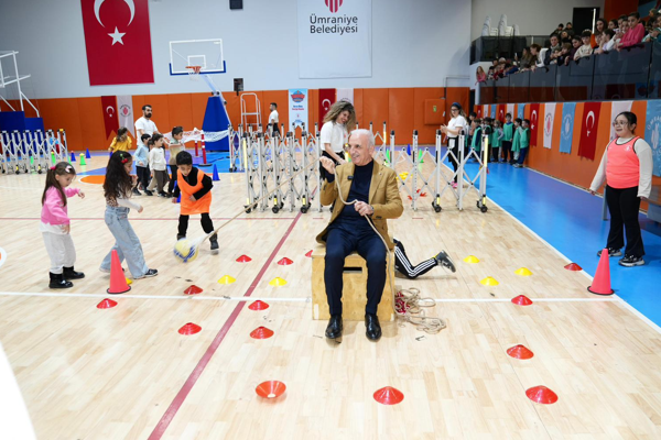 Başkan Yıldırım, teneffüste öğrencilerin sevincine eşlik etti