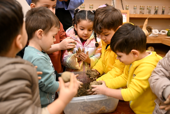 Bornova’da çocuklar tohum topu yaptı