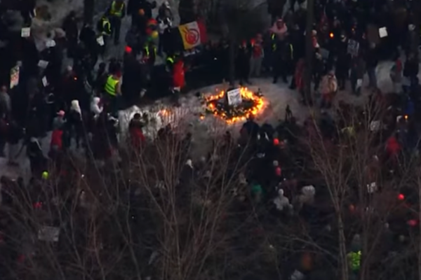 Yüzlerce yaslı, dondurucu soğukta Renee Good'u anmak için toplandı