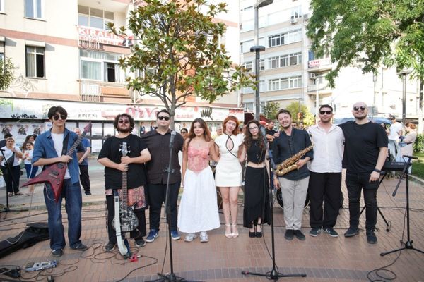 Kadıköy’de müzisyenler, müziği salonlardan sokağa taşıdı