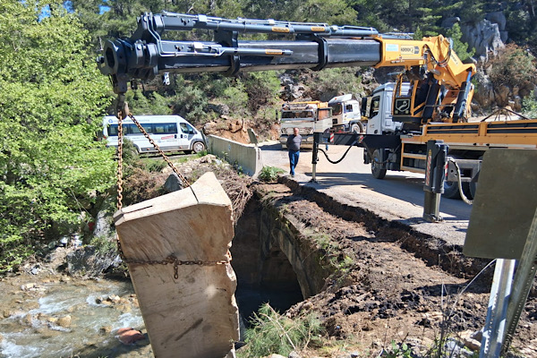 Antalya Büyükşehir Belediyesi, 60 yıllık köprüyü yeniliyor
