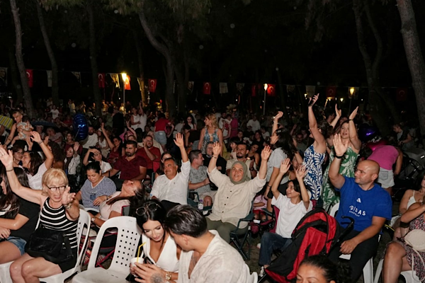 Konyaaltı’nda yağmura rağmen VoSahne konserine yoğun ilgi