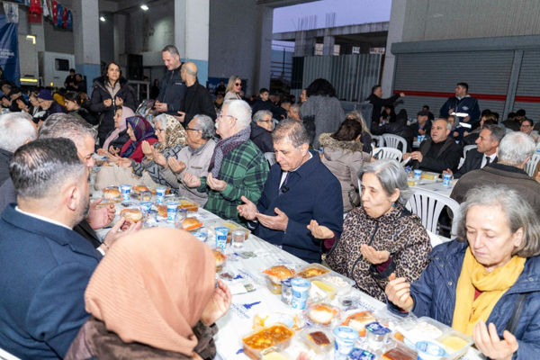 Başkan Tugay, iftarda Bucalılarla buluştu