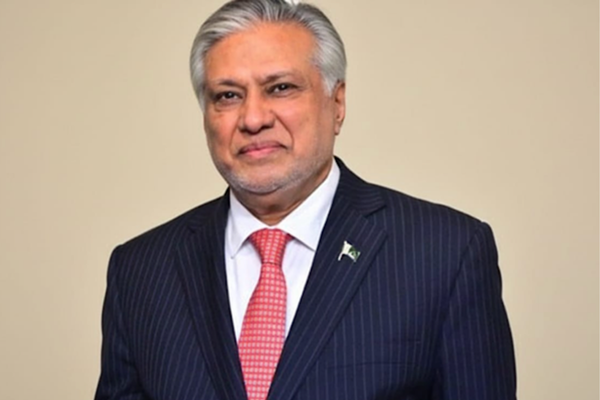 Pakistan Dışişleri Bakanı Dar, üst düzey diplomatlarla bir araya geldi