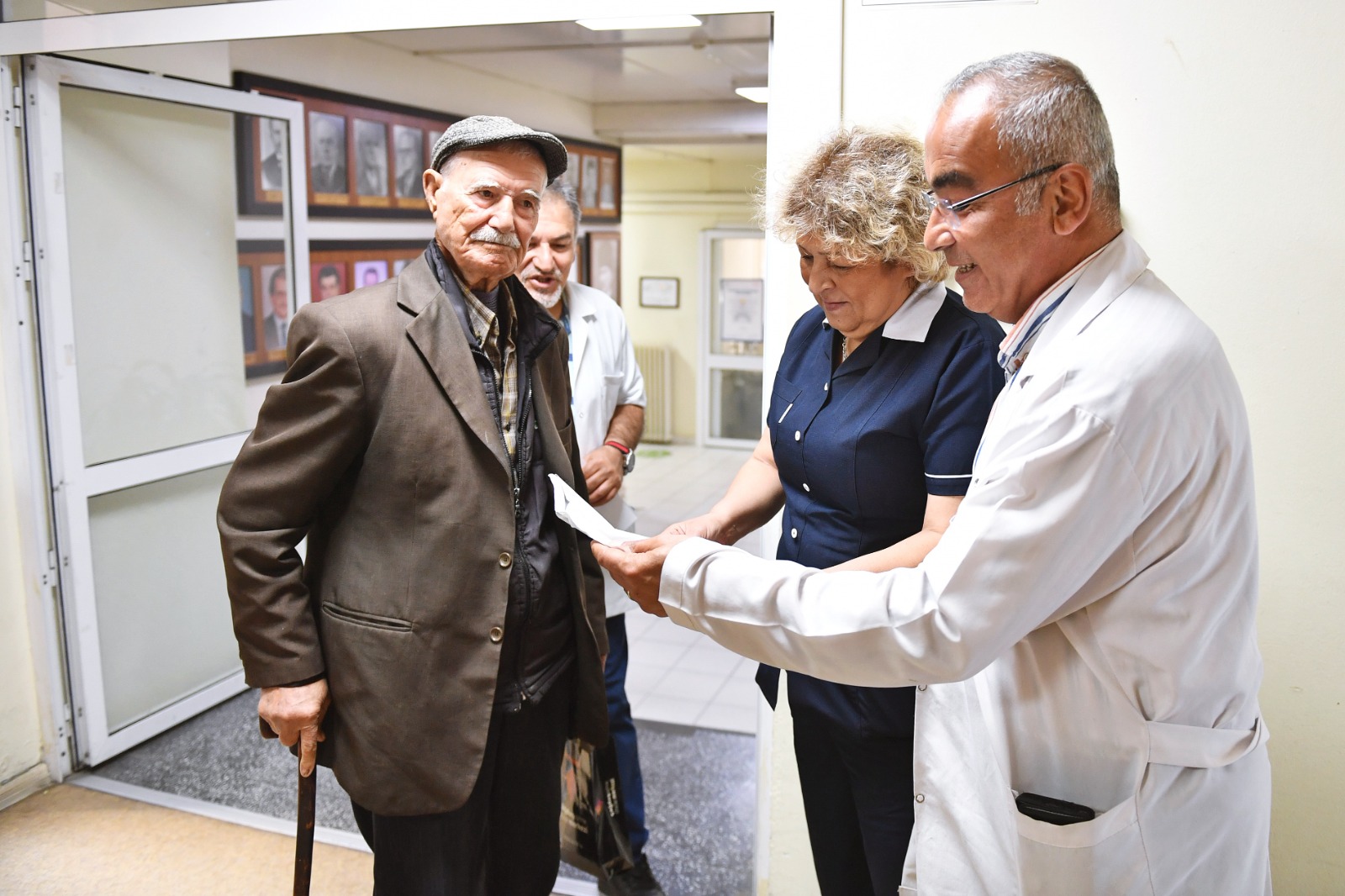 İzmir'de duyma problemi yaşayan hastanın tedavi işlemleri sürüyor