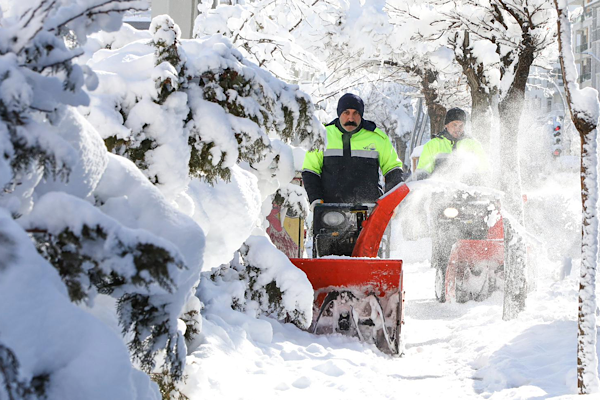 Van’da karla mücadele sürüyor