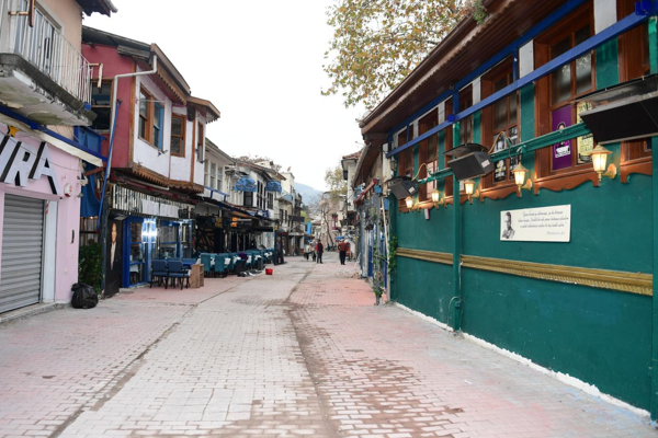 Tarihi Arap Şükrü Sokağı, kaçak eklentilerden arındırıldı