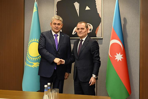 Kazakistan Dışişleri Bakanı Kosherbayev Azeri mevkidaşı Bayramov ile görüştü
