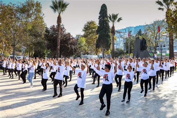 Cumhuriyetin 100. yılında Mudanya'da 100 kişi ile zeybek - Hibya Haber  Ajansı