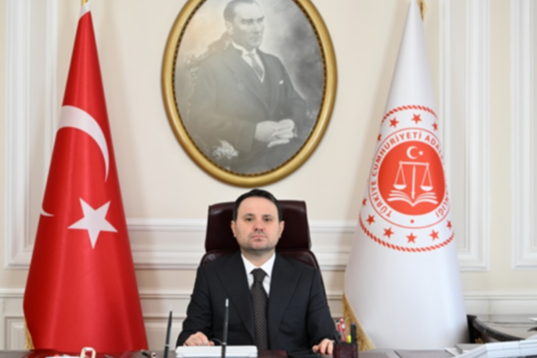 Adalet Bakanı Gürlek’ten Başpehlivan Erkan Taş’a tebrik mesajı