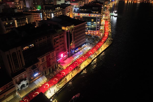 İzmir'de fener alayı düzenlendi