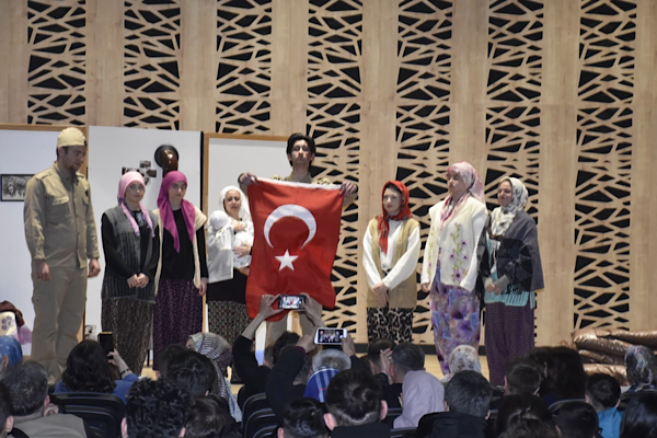 Karacabey’de “Çanakkale’de Kalan Nefes” tiyatro oyunu sahnelendi