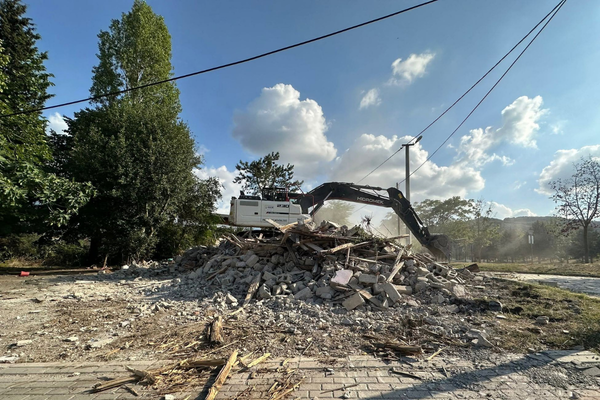 Gölcük’te iki metruk bina daha yıkıldı