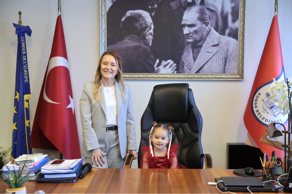 Konak’ta çocuklar başkanlık koltuğuna oturdu