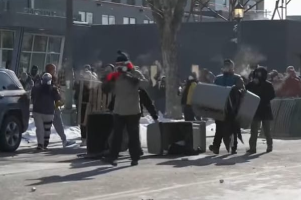 Minneapolis'te federal ajanlar tarafından vurulan bir kişi öldü