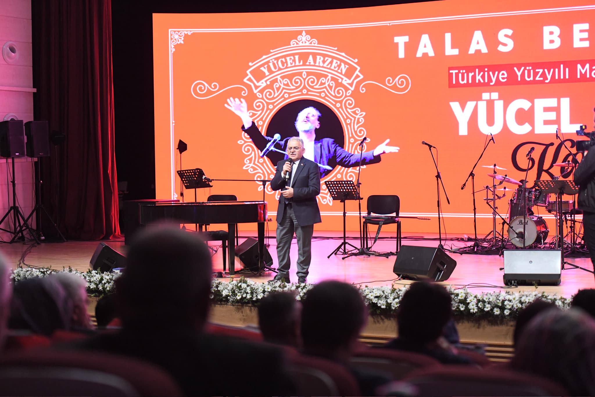 Başkan Büyükkılıç, Türkiye Yüzyılı Marşı'nın Bestekarı Arzen'in konserine katıldı