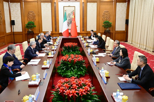 Wang Yi, İtalya Dışişleri Bakanı Antonio Tajani’yle görüştü