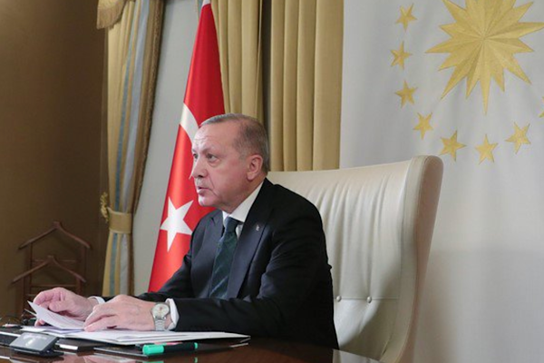 Erdoğan, okul saldırısında hayatını kaybeden öğrencilerin ailelerini kabul etti