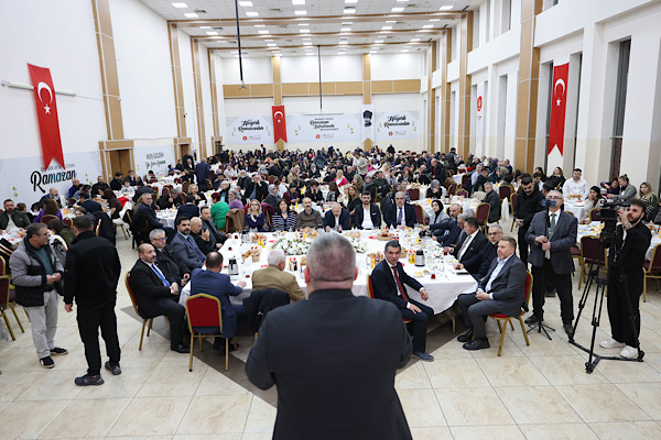 Başkan Özarslan, iftarda vatandaşlarla buluştu