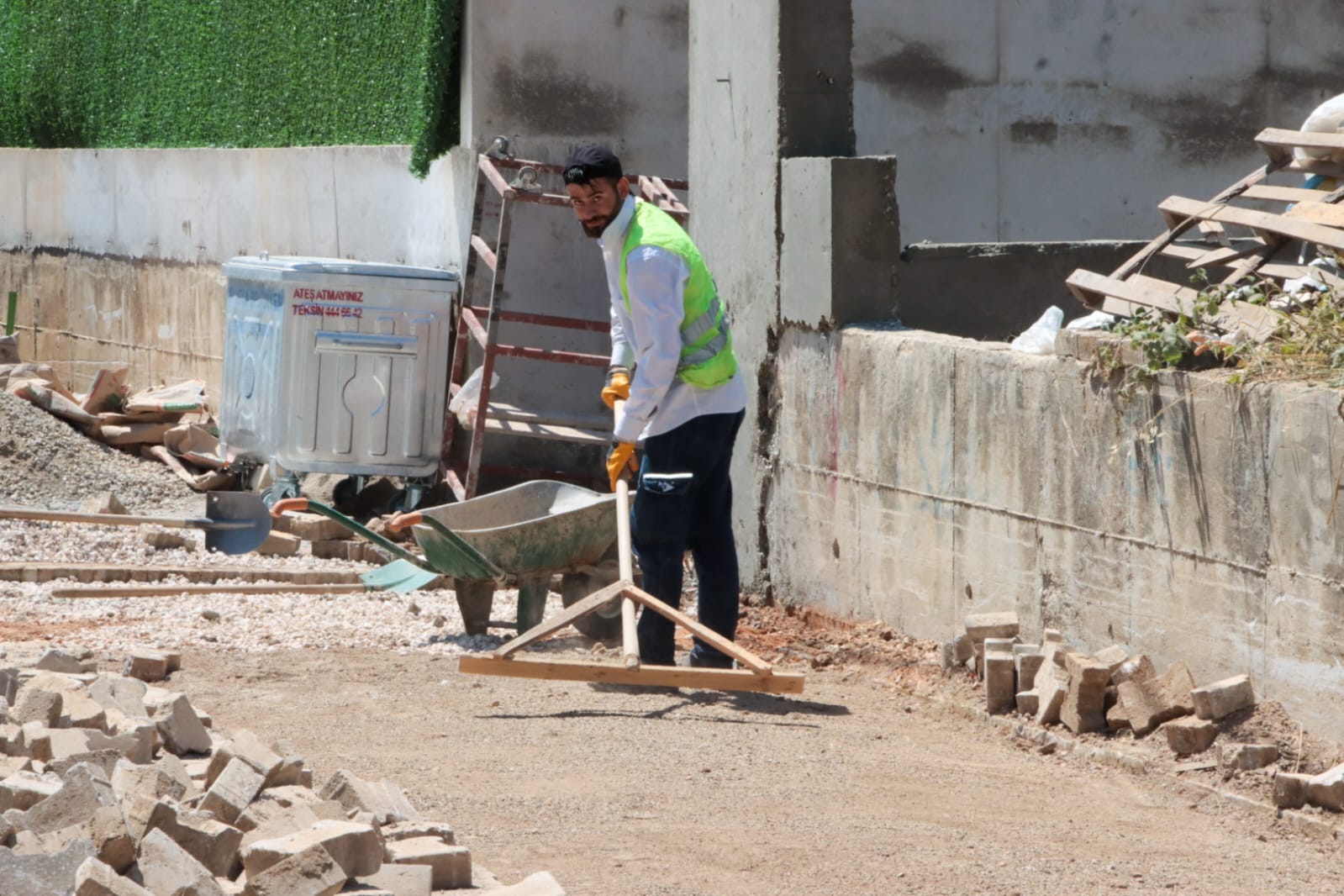 Yalova Belediyesi'nden mahallelere parke yol ve bordür çalışması