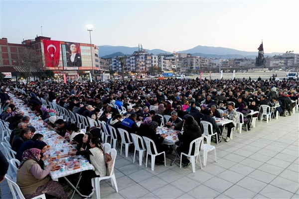 Salihli'de iftar sofraları kuruldu