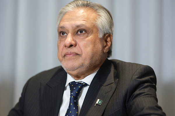 Dar: Pakistan barışı önceleyen bir rol üstleniyor