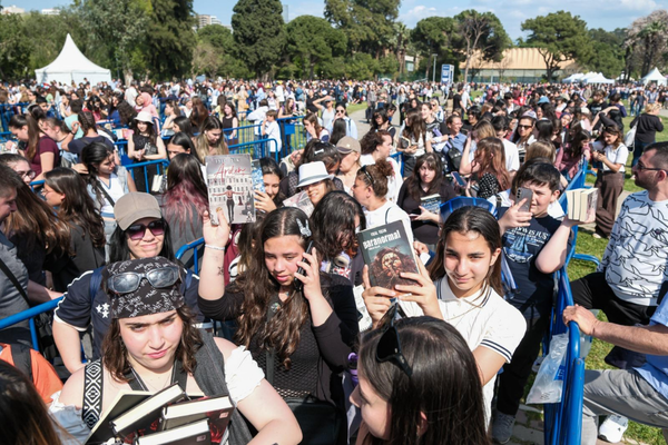 İZKİTAP 7'inci İzmir Kitap Fuarı ziyaretçilerini ağırladı