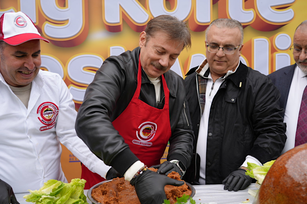 Bahçelievler’de 5 ton çiğ köfte dağıtıldı