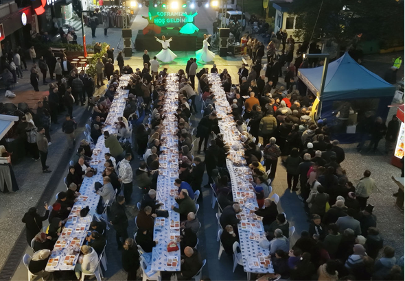 Buca Belediyesi’nden Forbes Caddesi’nde iftar programı