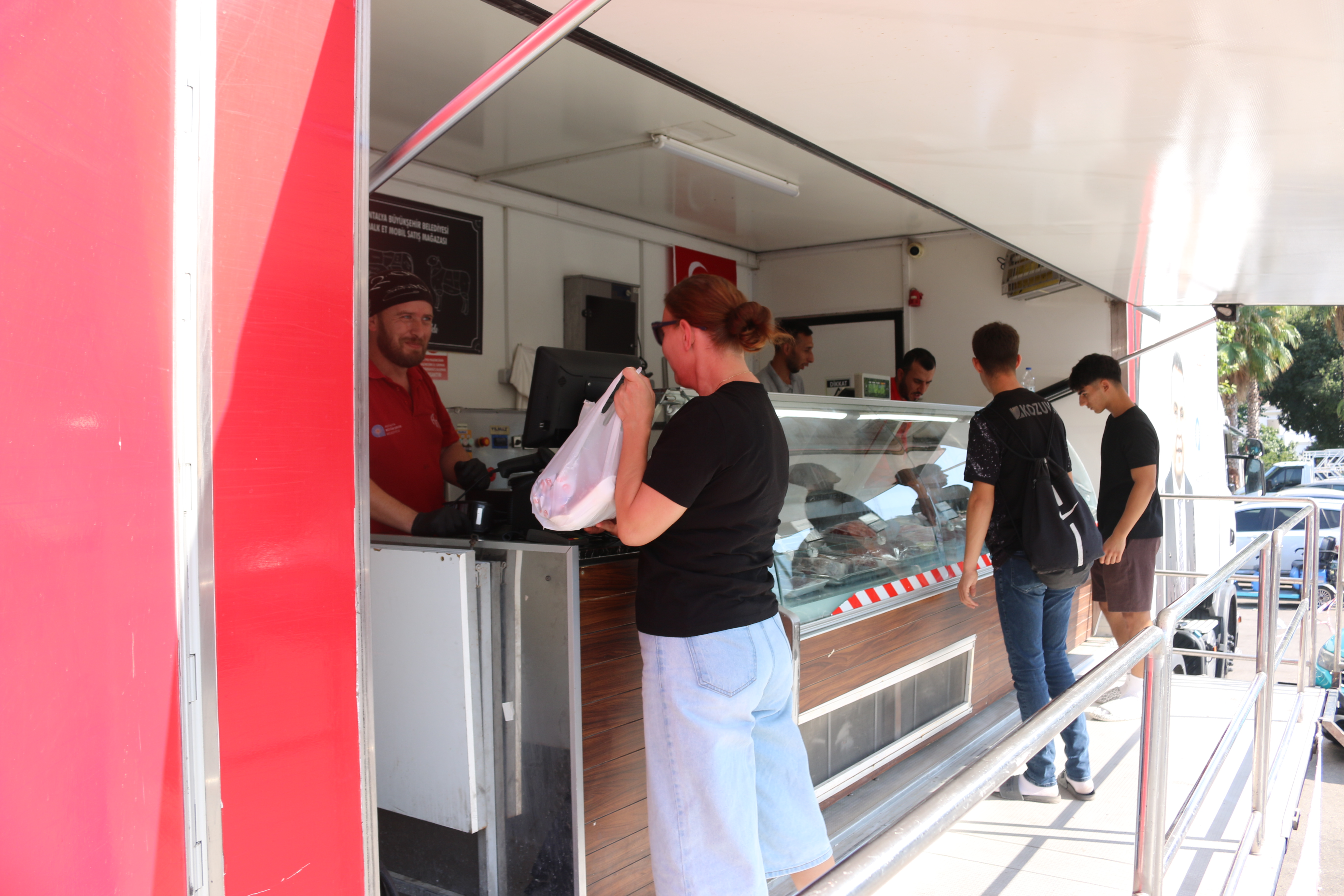 Antalya’da Halk Et Mobil Satış Tırı ilçelerde hizmet veriyor