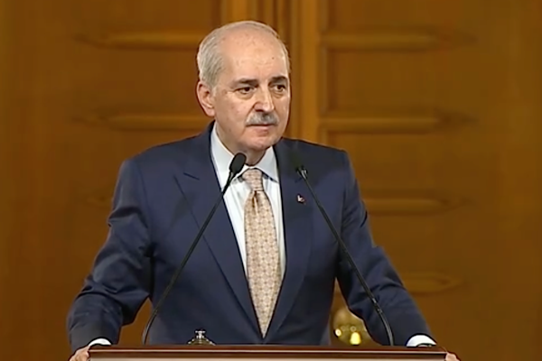 Kurtulmuş, 15 Temmuz Şehitler Anıtı ile Şeref Holü'ndeki Anı Taşı'na karanfil bıraktı