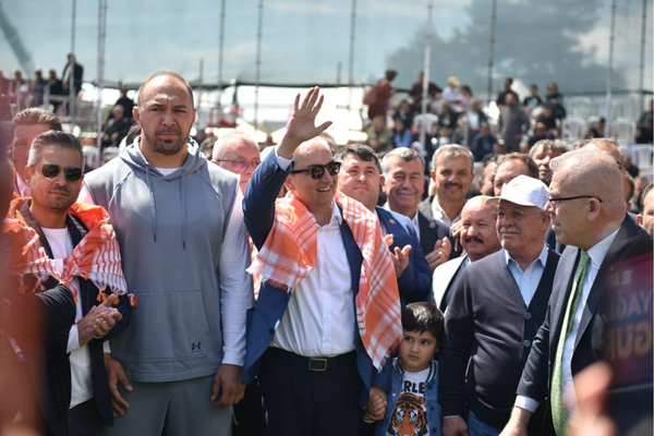 Kocagöz, Kepez’de 10'uncu Yağlı Pehlivan Güreşleri’nde vatandaşlarla buluştu