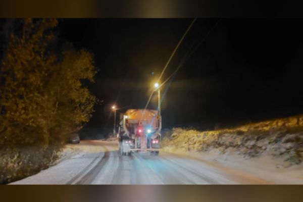 İnegöl'de ekipler, karla mücadele etti