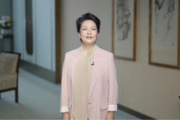 Peng Liyuan, UNESCO Kız Çocukları ve Kadınların Eğitimi Ödül Töreni'nde konuşma yaptı