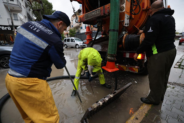 İzmir’de sağanak yağış sonrası saha çalışmaları yürütüldü