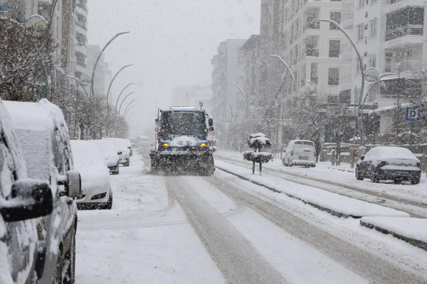 Van'da karla mücadele çalışmaları sürdürülüyor