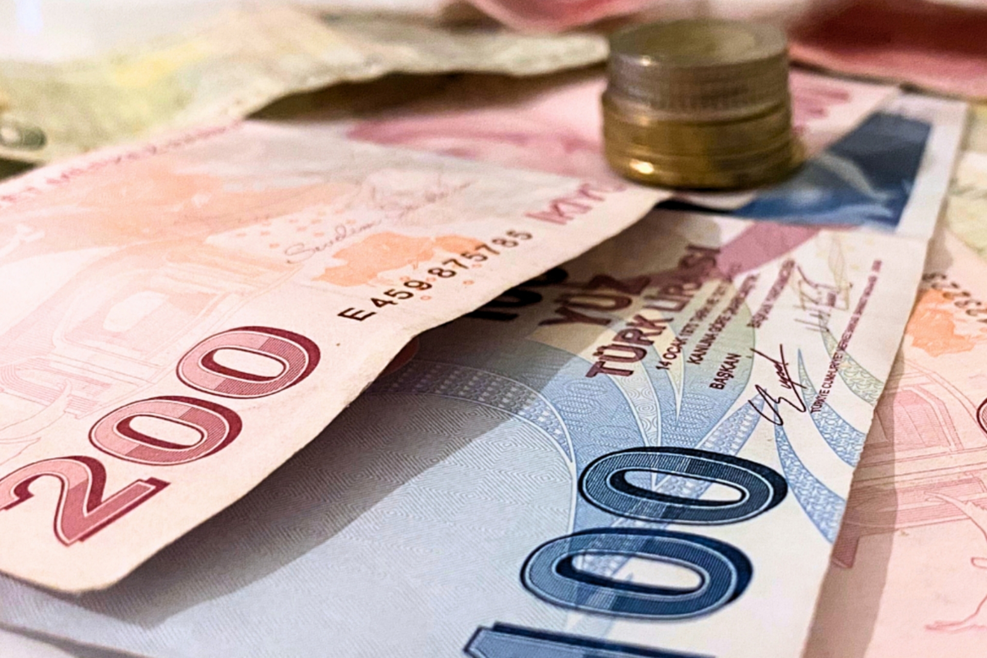 Enflasyonda düşüş sürüyor, riskler devam ediyor