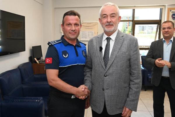 Başdeğirmen, terfi eden zabıta personeline rütbesini taktı