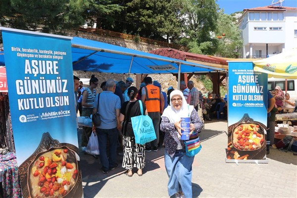 Antalya Büyükşehir Belediyesi’nden aşure ikramı