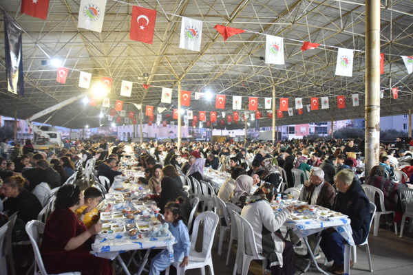 Kepez'de iftar sofraları kurulmaya devam ediyor