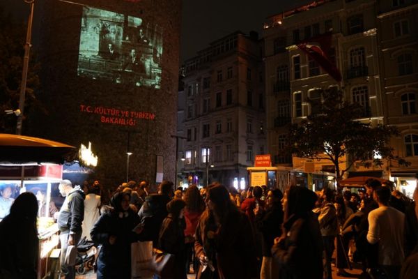 Galata Kulesi, Cumhuriyet’in 103’üncü yıl dönümünde Atatürk’ün fotoğraflarıyla aydınlandı